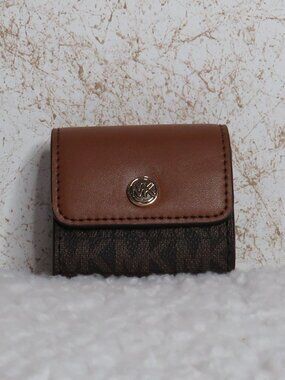 Michael Kors Jet Set Travel Airpods Case (Brown)